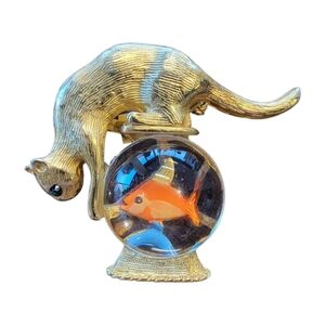 Vintage Cat on a‎ Lucinite Fishbowl Brooch Pin Signed Gold Crown